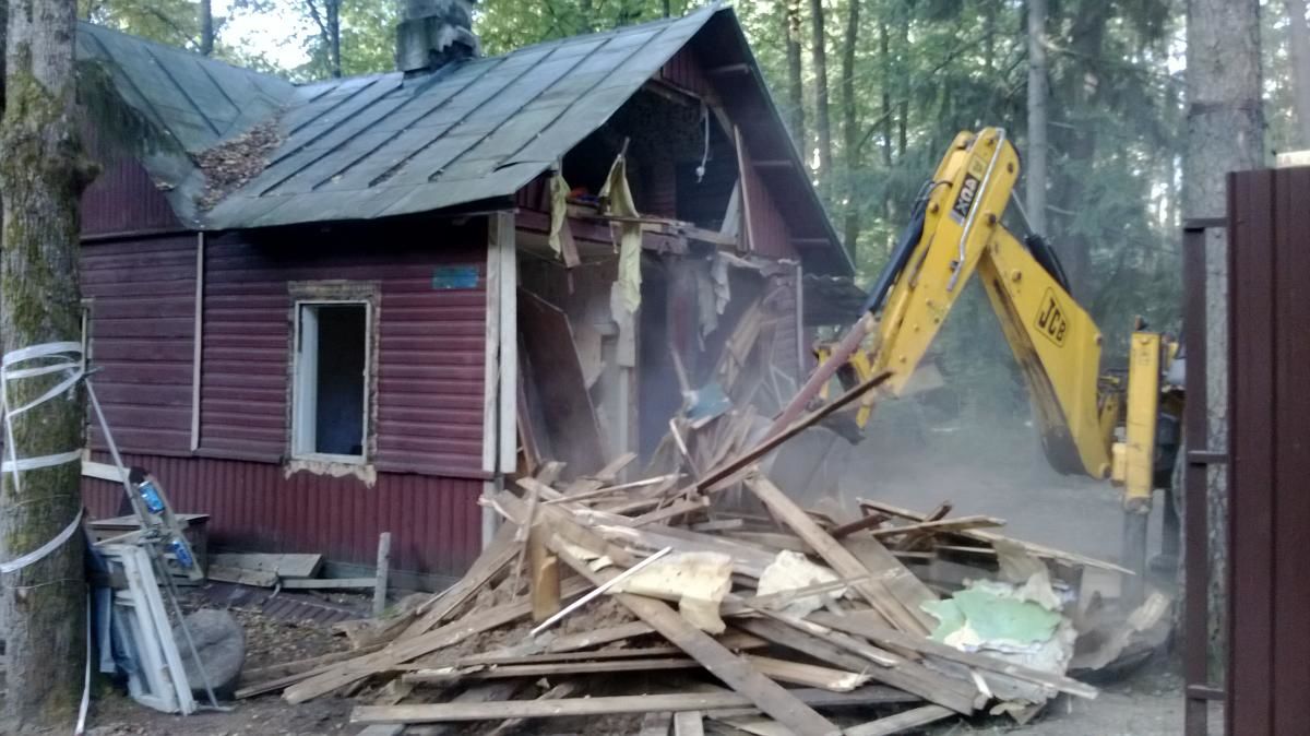 Демонтаж старого дачного дома – своими руками или вызвать профессионалов?