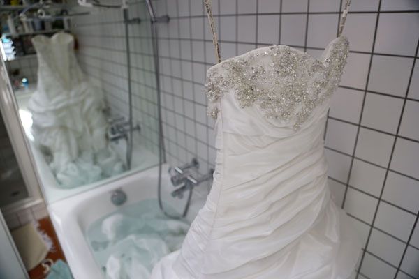 Как правильно чистить свадебное платье