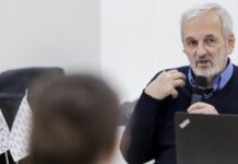 У пожилого профессора обманом отняли единственное жилье