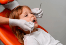 Когда и зачем вести ребенка к стоматологу в первый раз